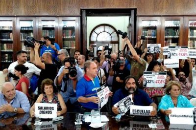 Tensi�n en la previa: Udocba pidi� televisar paritaria docente, Provincia se neg� y hubo gritos