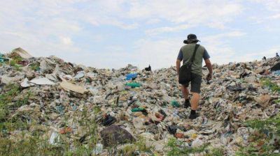 Contaminación por plástico: la ciudad asolada por 17.000 toneladas de basura que llega de todo el mundo