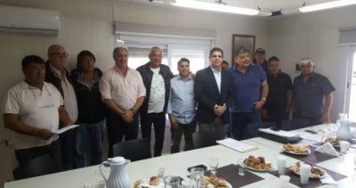 Aparicio se fotografi� con uno de los hombres m�s oscuros del sector y los portuarios temen que intente una reforma laboral