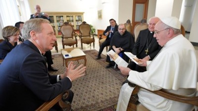 �De qu� hablaron el Papa y el presidente de Microsoft?