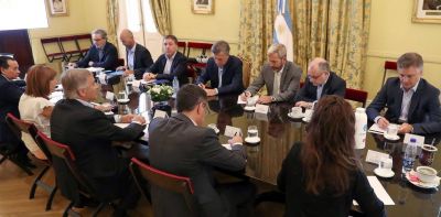 El Gobierno intenta que empresas y gremios acuerden un adelanto de las paritarias