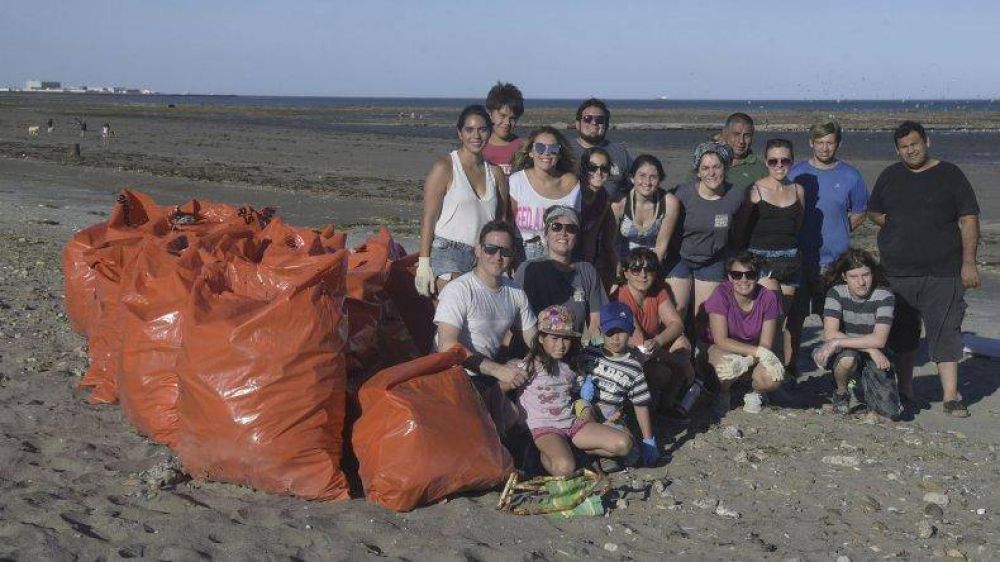 Para vivir un verano sin basura voluntarios limpian dos playas