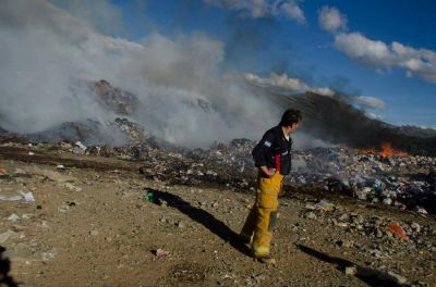 Investigan si el fuego en el basural de Bariloche fue intencional
