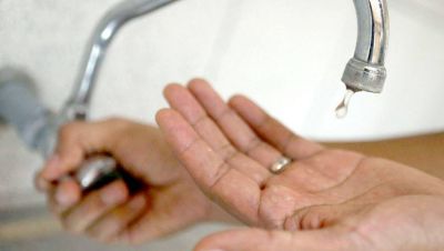 Mientras aumenta el calor y la tarifa, el agua escasea