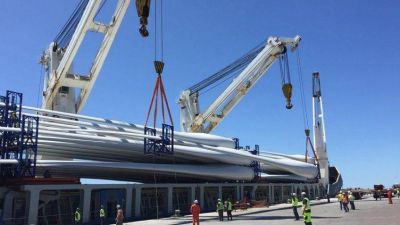 Ya est�n en Comodoro los aerogeneradores del parque e�lico Kosten