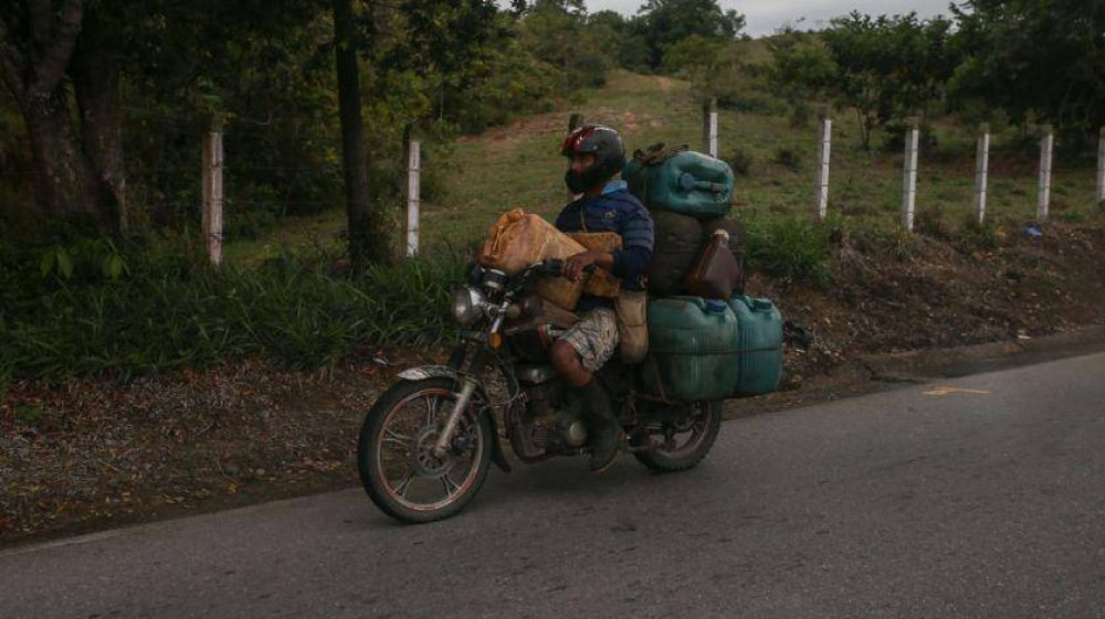 Escasez de gasolina: venezolanos se abastecen como pueden