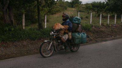 Escasez de gasolina: venezolanos se abastecen como pueden