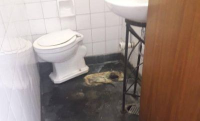 Colaps� una cloaca en Tribunales y llen� una sala de orina y excremento