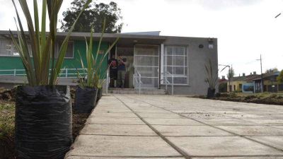 Colocaron plantas del Vivero Municipal en el frente del Maternal Pichi Huinca