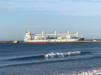 Lleg� el segundo barco con aerogeneradores a Puerto Quequ�n