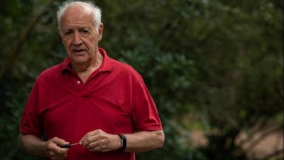 Junto a Sergio U�ac, Lavagna se prueba el traje de candidato