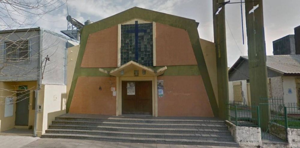El nuevo cura de la Isla Maciel orden retirar imgenes de Abuelas y Madres de Plaza de Mayo del convento