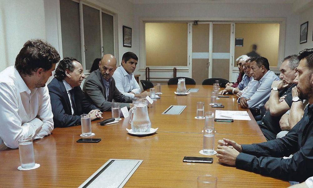 Asado secreto de Sica y sindicatos del transporte en alerta