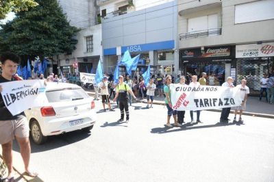 Vecinos y pol�ticos reclamaron en ABSA por las tarifas y el servicio