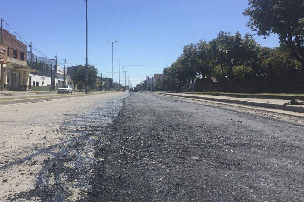 Colocan el asfalto en la avenida 75