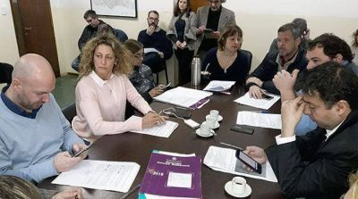 En medio de una gran confusi�n, concejales debaten el aumento del boleto