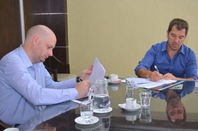 Di C�sare firm� convenio con la Fundaci�n Azara