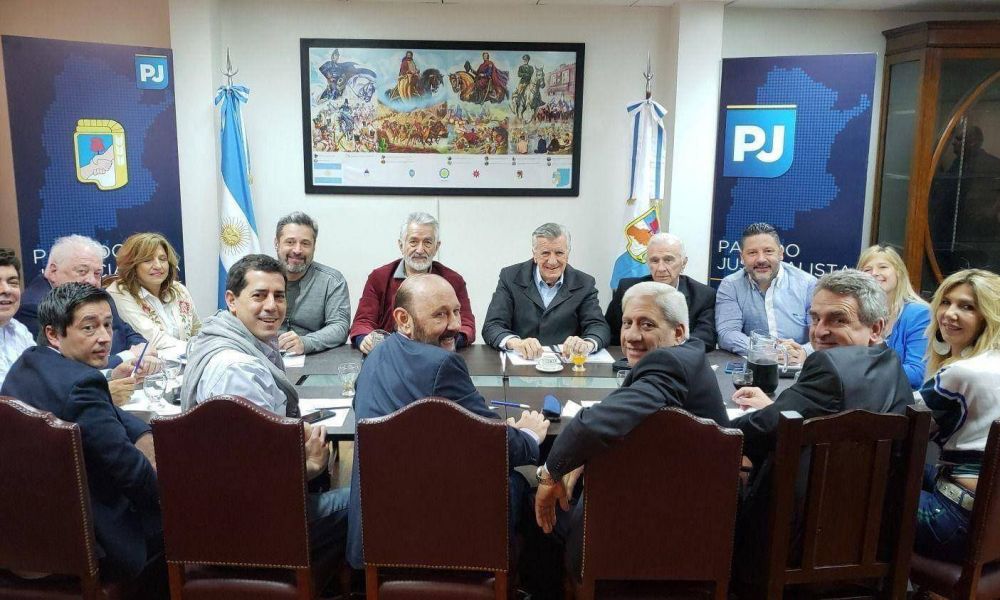 La mesa poltica del PJ afina su plan electoral y suma al armador de CFK