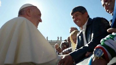 El papa Francisco desembarca en la campa�a recibiendo a Moyano