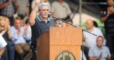 �Puede ser que se tome una medida de fuerza por parte de la CGT�, advirti� Acu�a