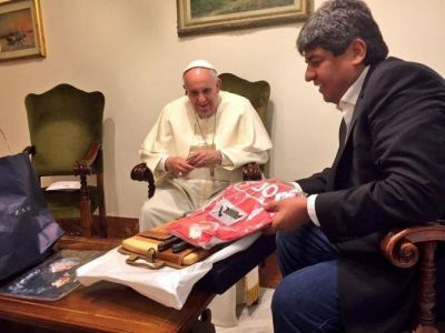 Con un gesto electoral, se reencuentra el Papa Francisco con Pablo Moyano en el Vaticano