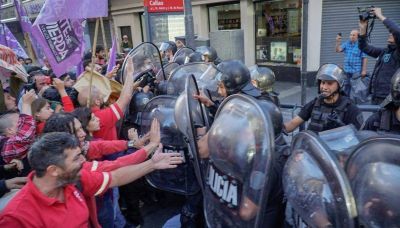 Represi�n policial por una ola de despidos en Coca Cola