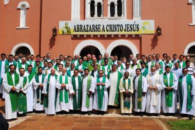 Obispos y miembros del clero nacional participan de peregrinaci�n en la tumba del Padre Julio Cesar Ortellado, postulado a recibir beatificaci�n 