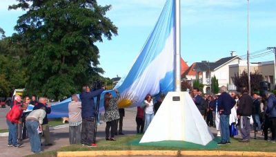 L�pez encabez� emotivo acto por el 207� Aniversario de la Creaci�n de la Bandera