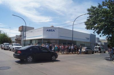 Protesta contra los tarifazos y la calidad del agua en las puertas de ABSA
