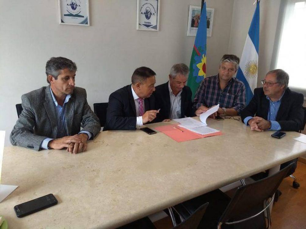 Se firmó convenio entre el Centro de Martillero de Tandil y Amemt