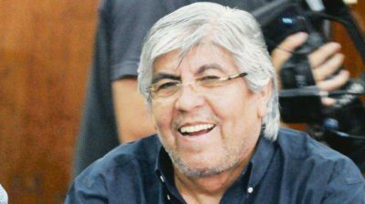 Modo zen: Moyano imita a Cristina y sutura heridas con rivales para crecer en CGT