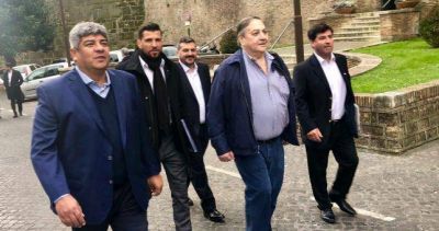 �El Gobierno habla de tecnolog�a pero cierra escuelas�