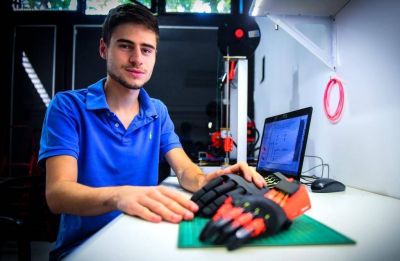 El chico que fabrica pr�tesis de manos en 3D y las regala a quien las necesite