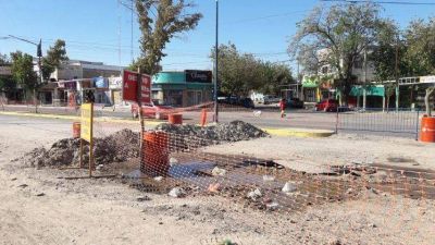 Malestar de comerciantes por obras cloacales interrumpidas