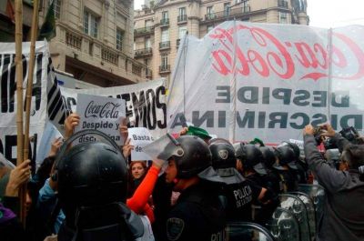 Nueva protesta de trabajadores de Coca Cola en Corrientes y Callao