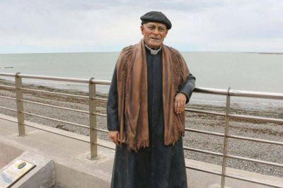 El padre Zink, el cura gaucho que recibi� a los heridos del Crucero General Belgrano