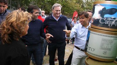 �El Mercado en tu Barrio�: L�pez y el ministro de Producci�n Tizado, testigos del �xito de la feria 