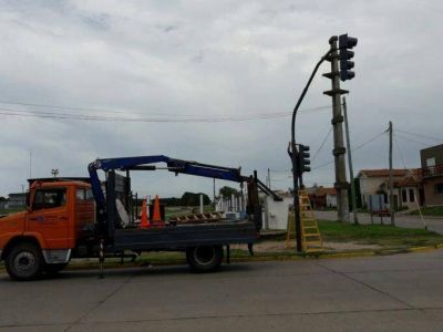 Instalan nuevos sem�foros en la esquina de Avenida 10 y 67