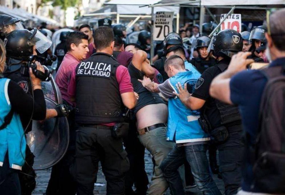 Crece la avanzada represiva de Larreta: tras los feriantes y fotgrafos, palos contra artesanos y turistas