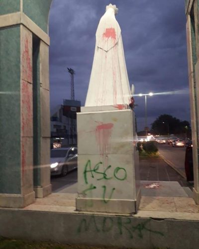 Detuvieron a seis mujeres por pintar una estatua de la virgen en el 8M