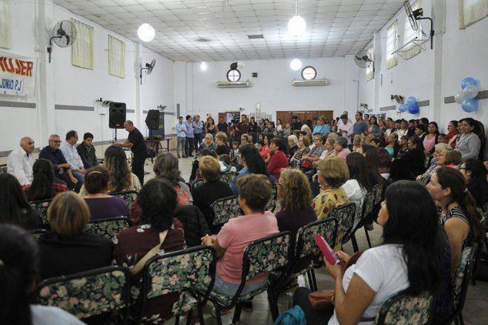 Zamora dijo que mucha gente �ya perdi� todo con las medidas insensibles del gobierno nacional�
