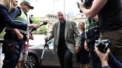El cardenal australiano George Pell fue condenado a seis a�os de prisi�n por pederasta
