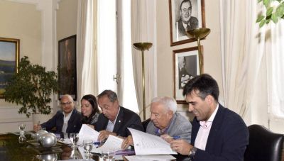 L�pez adhiere a programa cultural que otorga becas a artistas locales