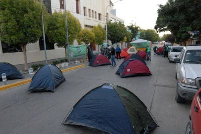 Jornada hist�rica: ATE R�o Negro acampa por el pase a planta de 3000 trabajadores