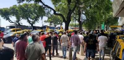 Taxistas de Capital protestan contra la tarifa prefijada en Aeroparque