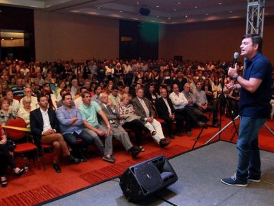 De Marchi reuni� a una multitud y espera debatir con Suarez
