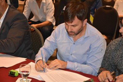 El intendente de Castelli, Echarren, firm� convenio con la oficina anticorrupci�n