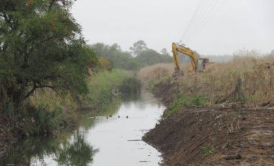 Hidráulica de Provincia avanza con la limpieza de dos canales en Balcarce