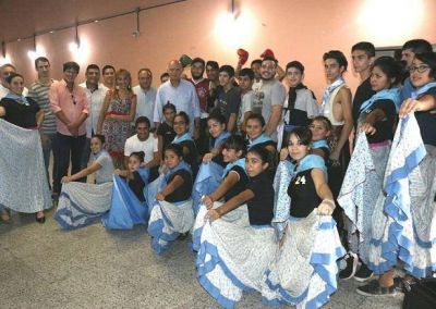 Grindetti entreg� subsidios a un ballet de folklore y una escuela de boxeo de villa caraza