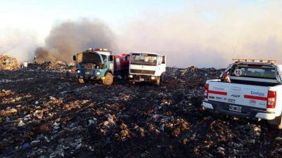 Siguen los trabajos para extinguir incendio en el Relleno Sanitario